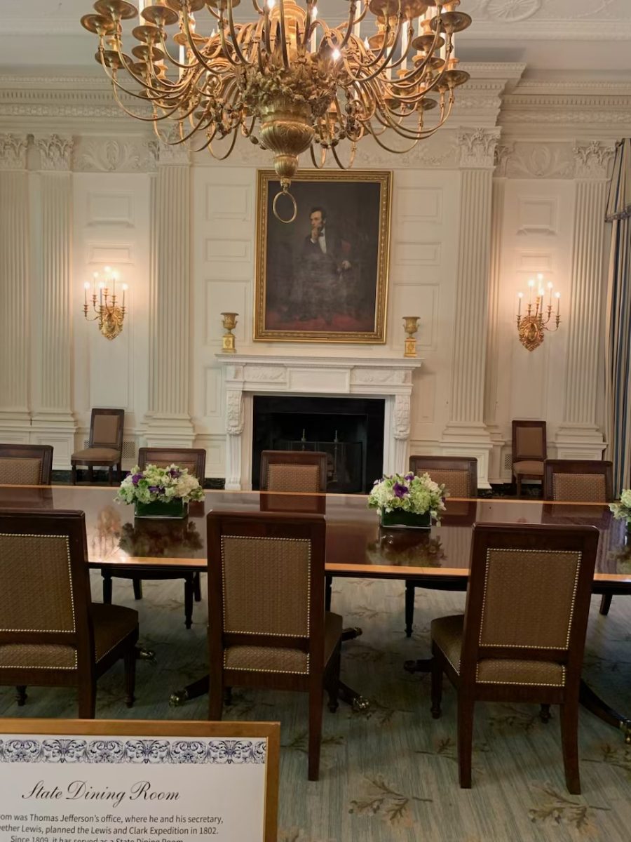 A photo of one of the many dinning rooms within the white house, this one containing a painting of Abraham Lincoln.