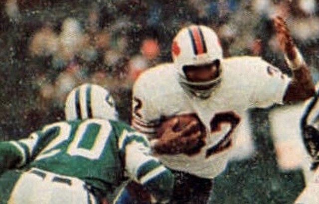 Buffalo Bills running back O.J. Simpson rushing the ball against the New York Jets on December 16, 1973, breaking the NFLs single-season rushing record.