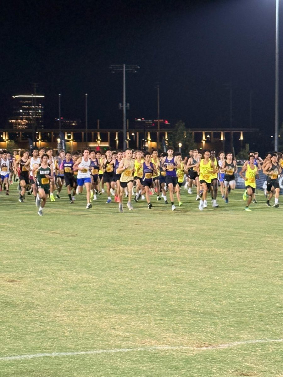 Teams from all across the western states begin a race on a grassy field. (Photo courtesy of Verrado XC)