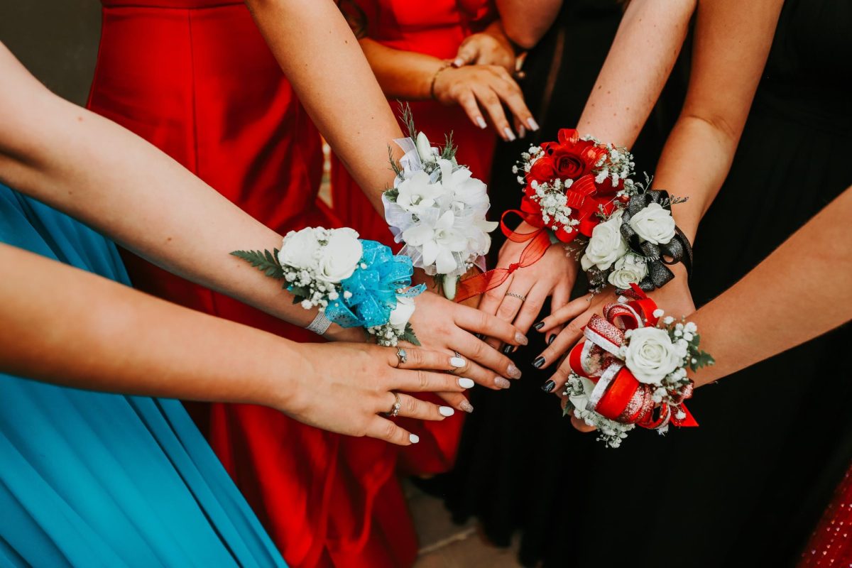 An image of multiple different colors and styles of corsages via Pixabay.